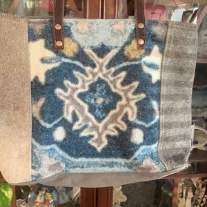 Myra bag zipper close 3 compartments inside